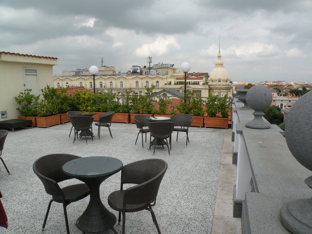  terrasse de bar sur le toit d'un hôtel